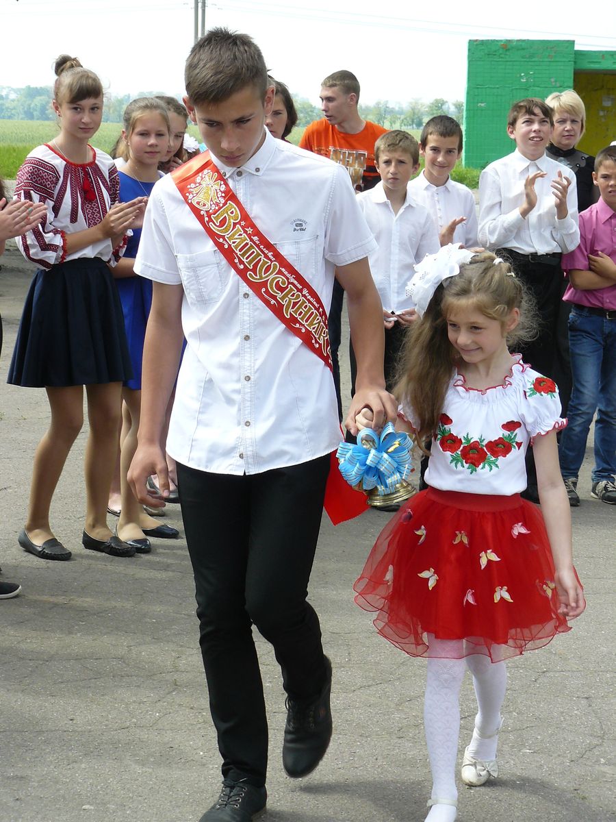 у школах міста пролунав останній дзвінок. Зображення 1
