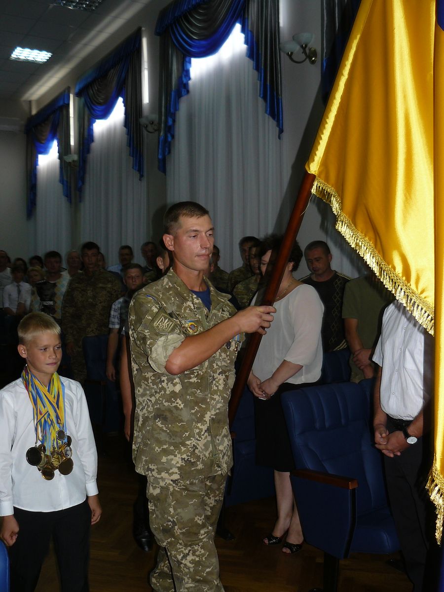 вільним і сильним тебе пронесемо:у покрові урочисто відзначили день державного прапора. Зображення 1