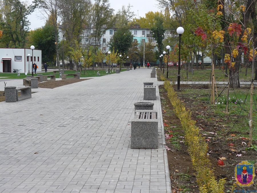 у центральному парку міста висаджують дерева. Зображення 3