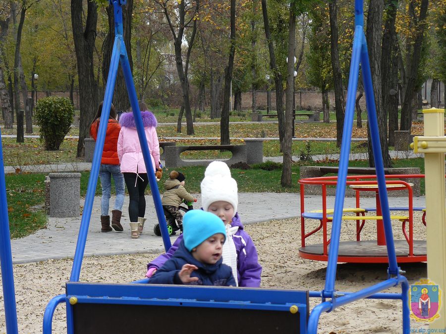 у центральному парку міста висаджують дерева. Зображення 6