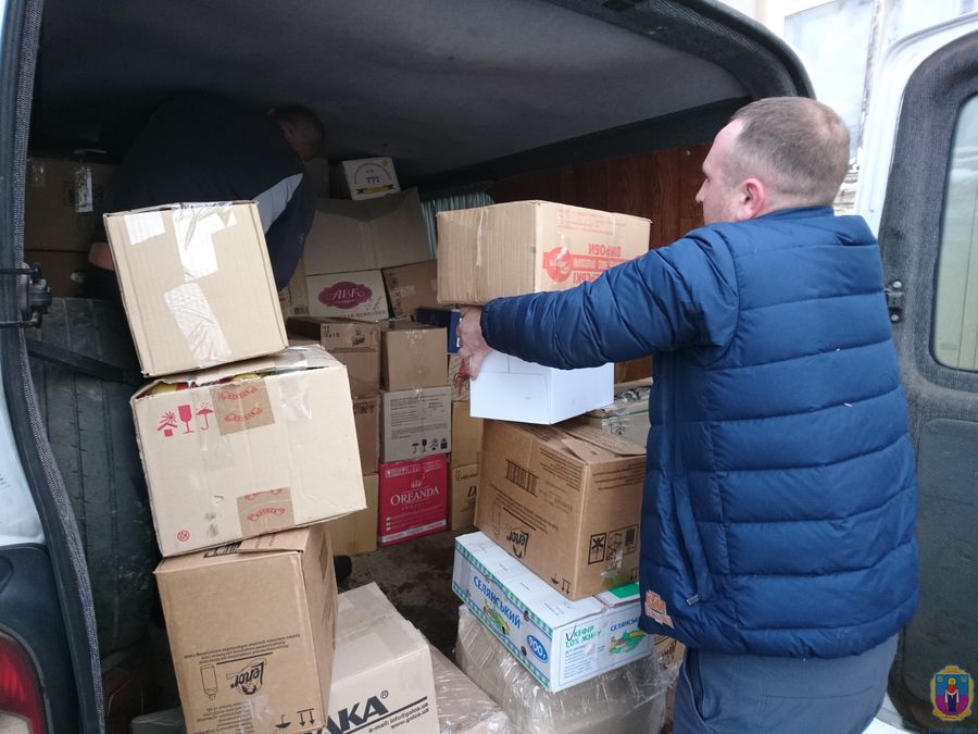 з покрова у зону ато передано понад трьох тон гуманітарної допомоги. Зображення 1