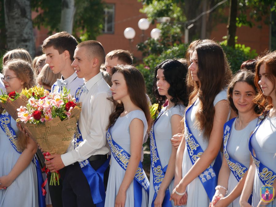 для школярів міста пролунав останній дзвінок. Зображення 2