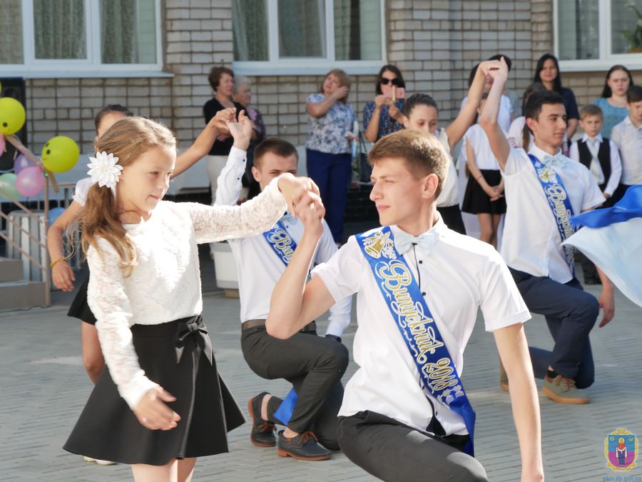 для школярів міста пролунав останній дзвінок. Зображення 3