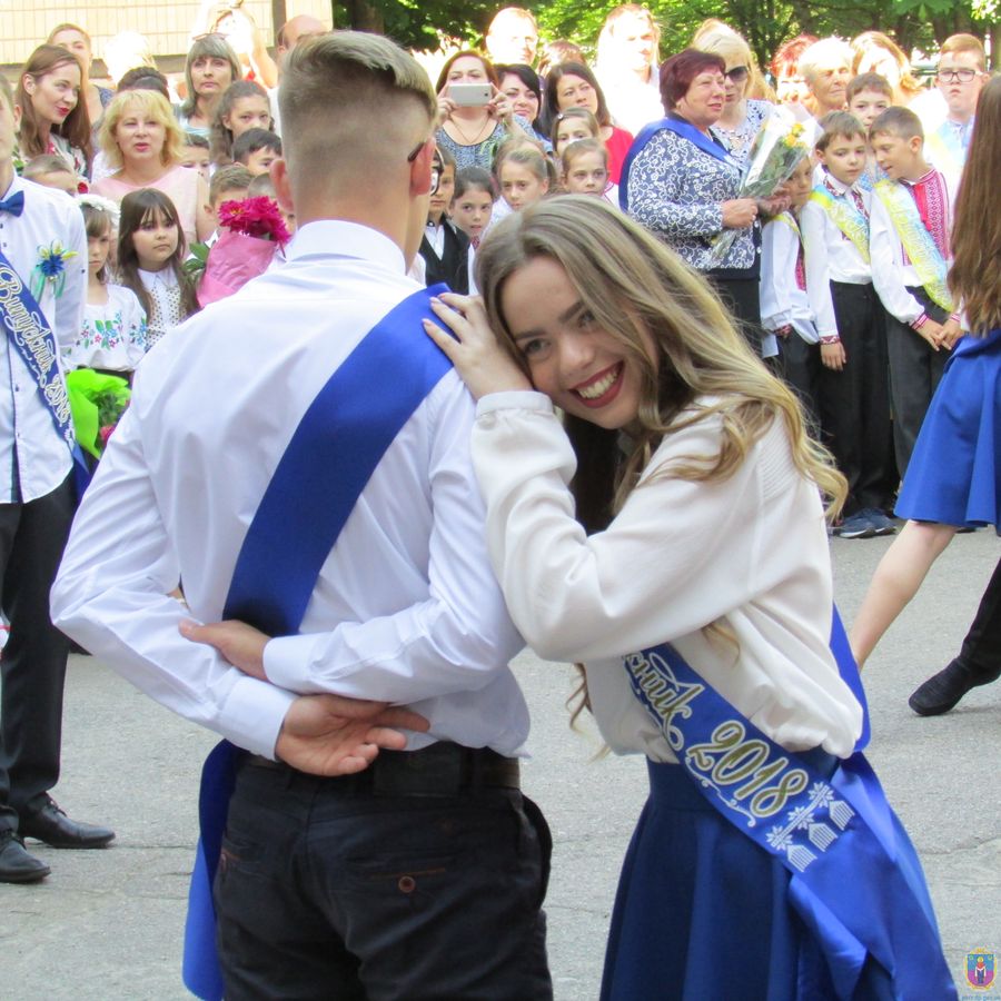 для школярів міста пролунав останній дзвінок. Зображення 5