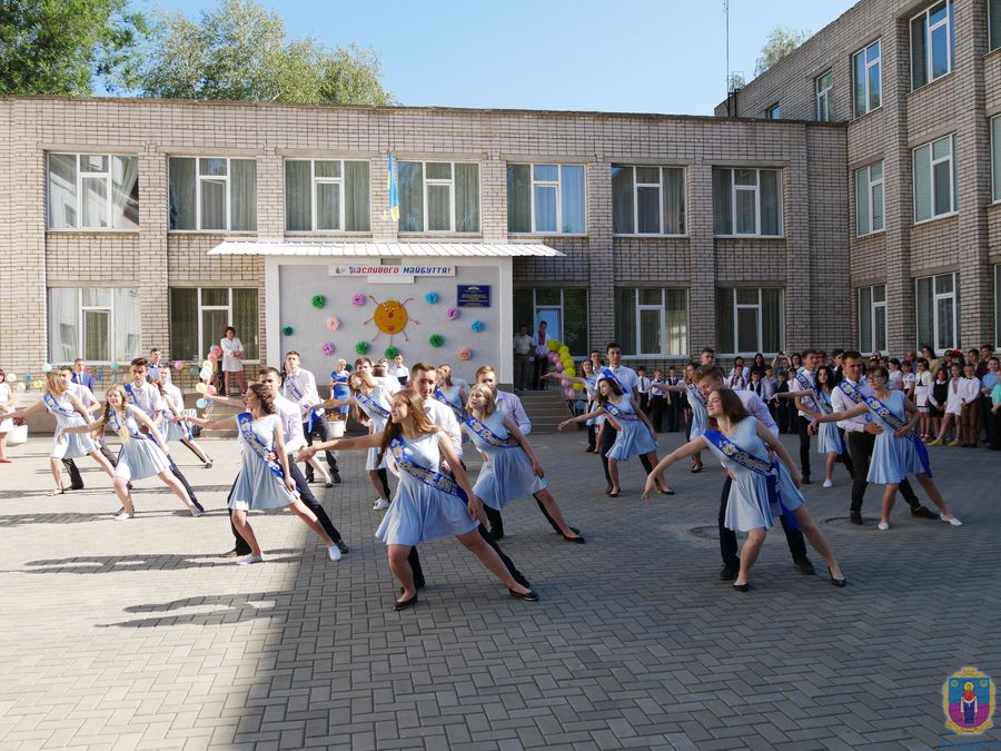 для школярів міста пролунав останній дзвінок. Зображення 8