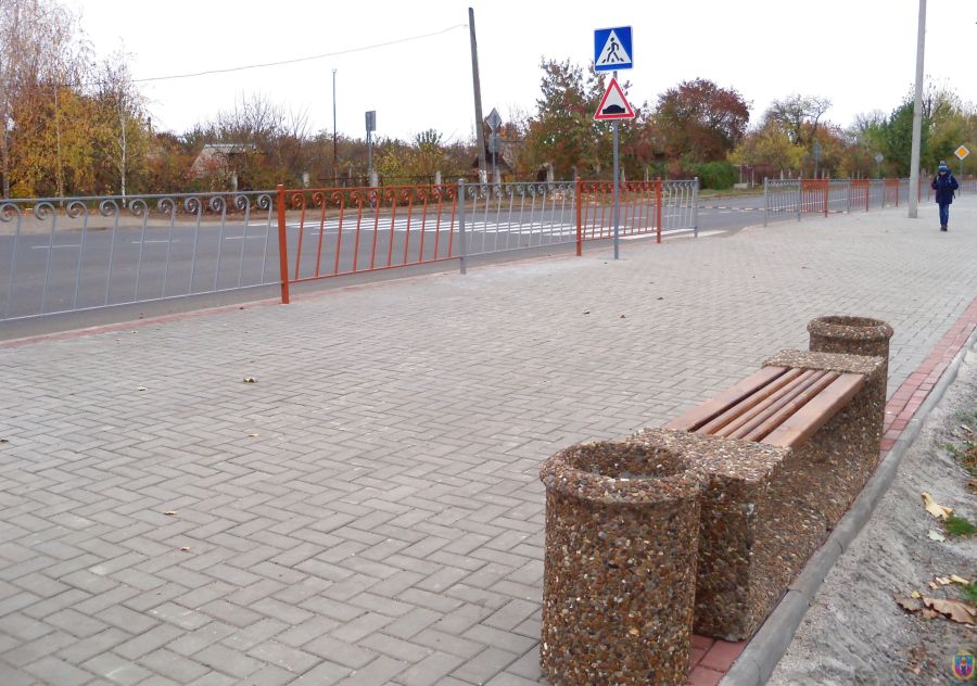 реконструйовану вулицю тикви доповнили лавочками. Зображення 1