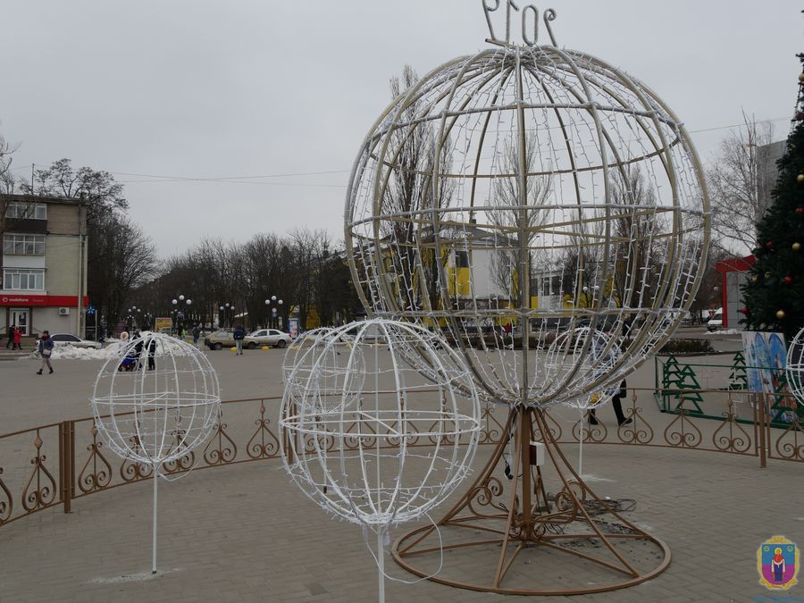центральна площа з новими новорічними прикрасами. Зображення 1