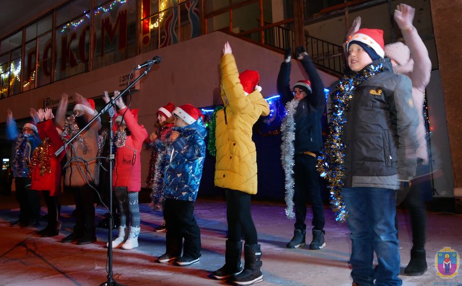 головна ялинка покрова запалила свої вогні. Зображення 6