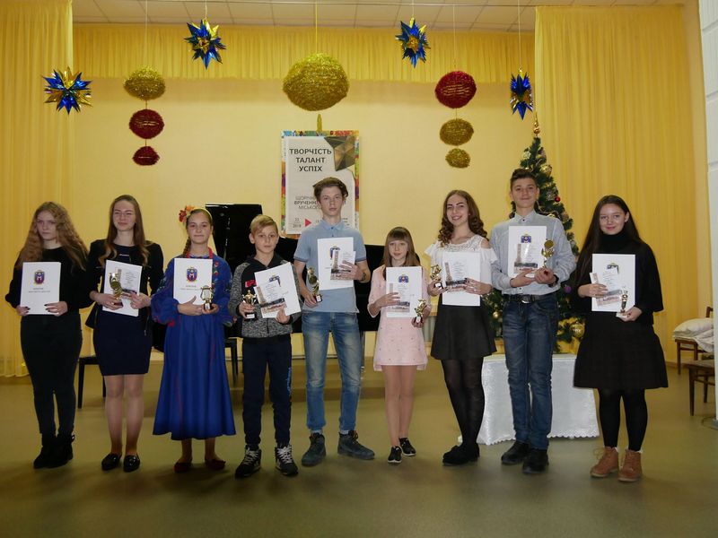 топ -10. у покрові вітали стипендіатів міського голови. Зображення 1